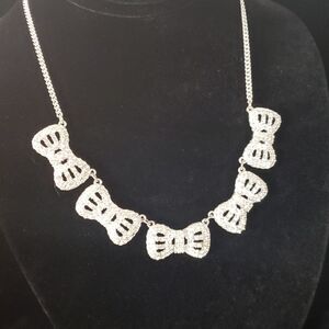 Pretty Sparkly Silvertone 5 Bow Necklace